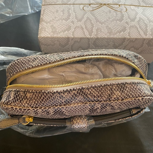 G.I.LI. Crossbody - Picture 2 of 4